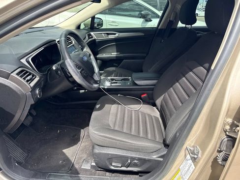 Used 2019 Ford Fusion SE FWD image 4