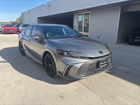 Used 2025 Toyota Camry SE image 3