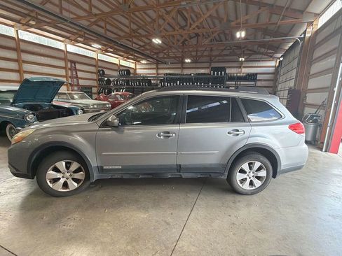 Used 2011 Subaru Outback 2.5i Limited w/ PWR Moonroof Pkg AWD/4WD image 11