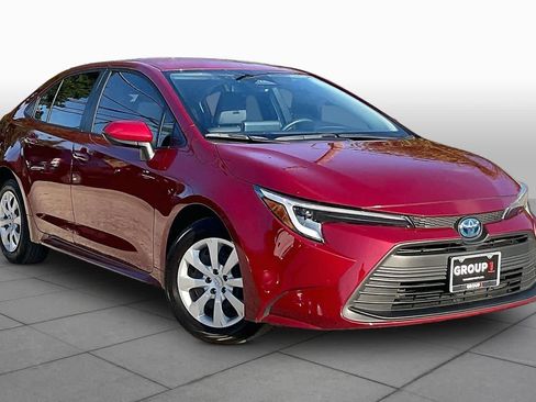 Used 2025 Toyota Corolla LE FWD image 3