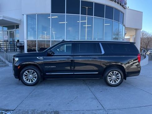 Used 2022 GMC Yukon XL SLT w/ SLT Premium Package image 4