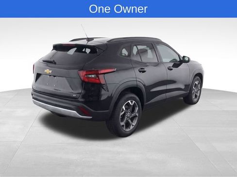 Used 2025 Chevrolet Trax LT w/ LT Convenience Package FWD image 4