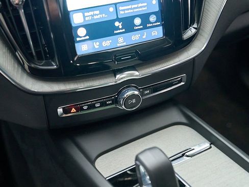 Certified 2025 Volvo XC60 B5 Plus w/ Climate Package AWD/4WD image 17