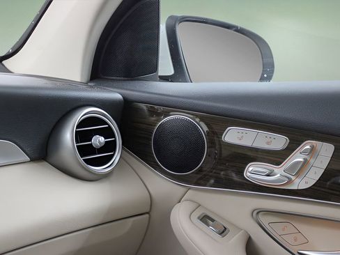Used 2019 Mercedes-Benz GLC 300 image 32