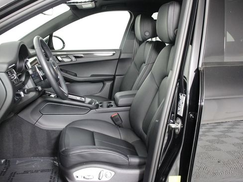 Certified 2026 Porsche Macan AWD/4WD image 5