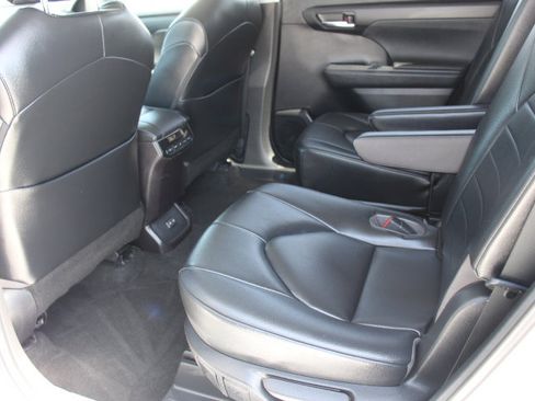 Used 2023 Toyota Highlander XLE FWD image 14