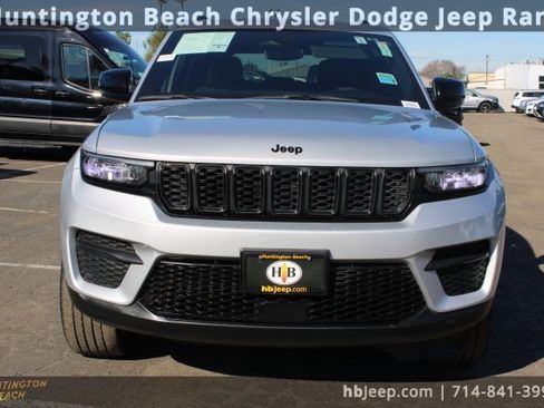 Used 2023 Jeep Grand Cherokee Altitude image 2