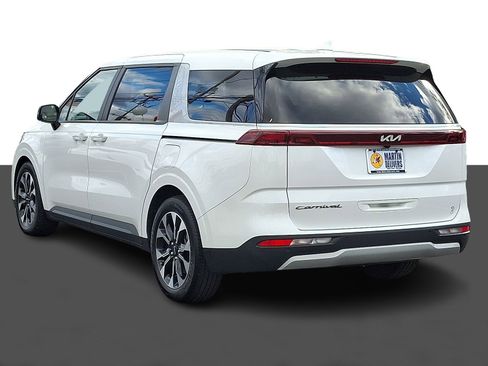 Certified 2022 Kia Carnival EX image 4
