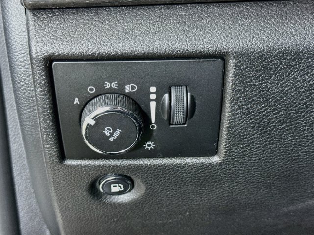 Used 2018 Jeep Grand Cherokee Altitude AWD/4WD image 11