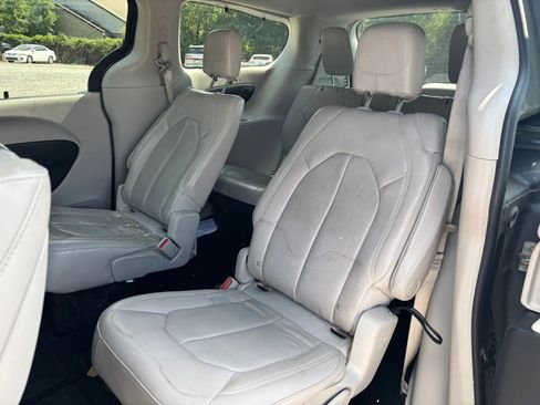 Used 2017 Chrysler Pacifica Touring-L Plus w/ Tire & Wheel Group FWD image 11