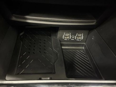 Used 2025 Chrysler Pacifica Limited image 23