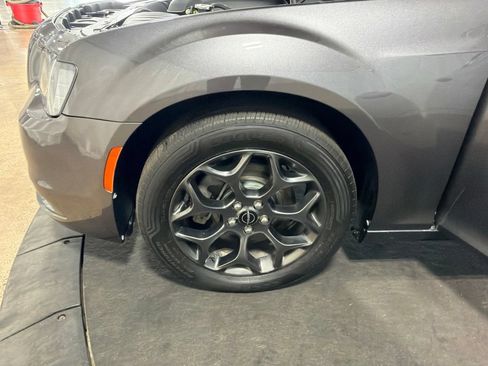 Used 2018 Chrysler 300 S AWD/4WD image 37