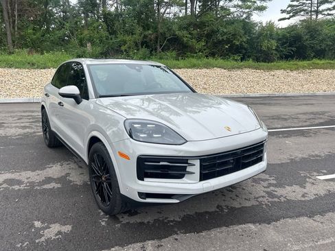 Used 2024 Porsche Cayenne AWD/4WD image 3