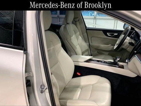 Used 2021 Volvo S60 T5 Momentum image 8