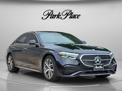 Used 2025 Mercedes-Benz E 350 4MATIC Sedan image 4