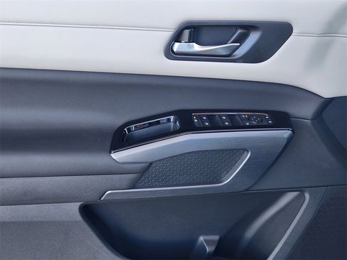 New 2025 Nissan Pathfinder SL image 17