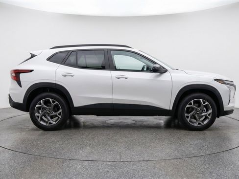 Used 2025 Chevrolet Trax LT FWD image 11