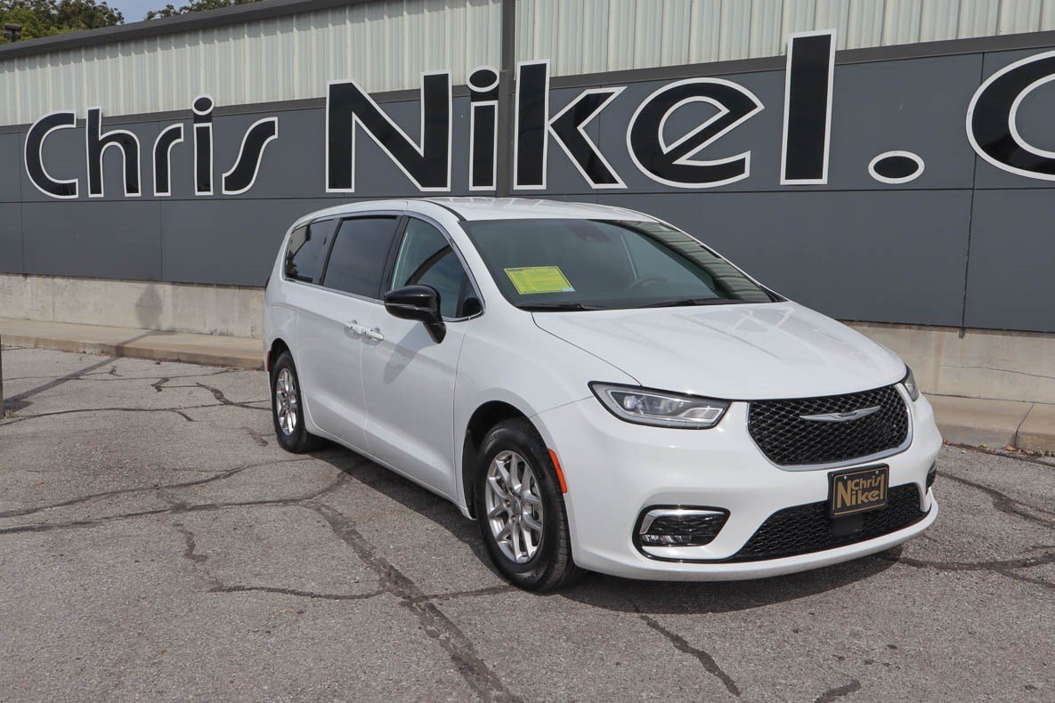 Used 2025 Chrysler Pacifica Select FWD image 1