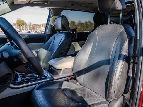Used 2022 Kia Carnival SX Prestige image 27