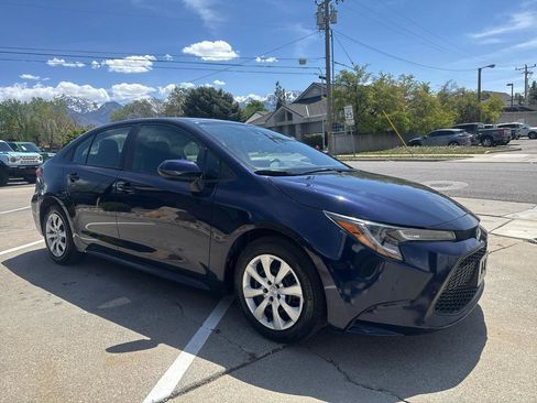 Used 2022 Toyota Corolla LE FWD image 3