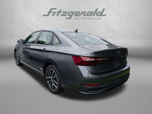Used 2025 Volkswagen Jetta SE FWD image 4