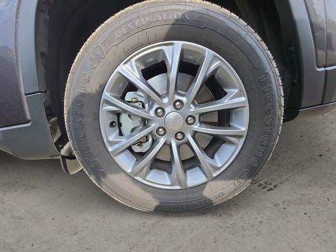 Used 2019 Jeep Cherokee Latitude Plus w/ Comfort/Convenience Group AWD/4WD image 12