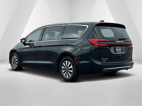 Used 2024 Chrysler Pacifica Select image 5