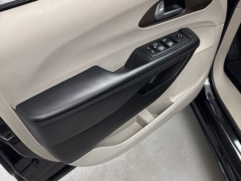 Used 2017 Chrysler Pacifica Touring-L Plus w/ Tire & Wheel Group image 14