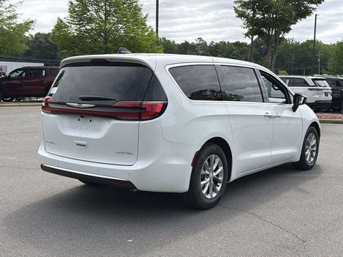 New 2026 Chrysler Pacifica Limited FWD image 12