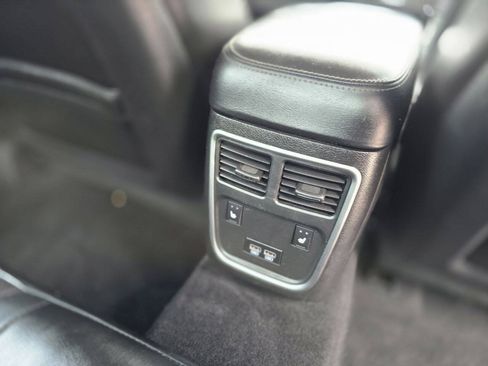 Used 2019 Chrysler 300 Limited AWD/4WD image 21