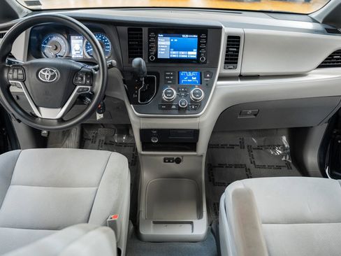 Used 2020 Toyota Sienna L image 19