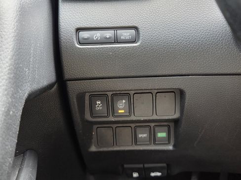 Used 2017 Nissan Rogue SV image 32