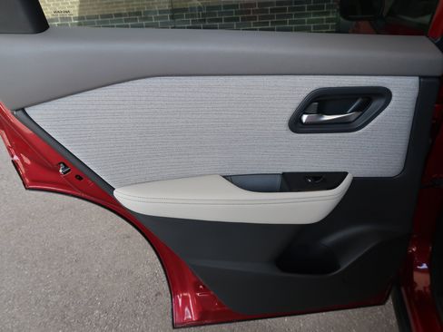 Used 2022 Nissan Rogue SV AWD/4WD image 43