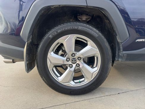 Used 2021 Toyota RAV4 XLE Premium image 25