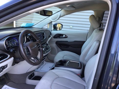Used 2020 Chrysler Pacifica Touring-L Plus FWD image 9