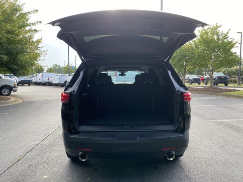 Used 2023 Chevrolet Traverse LT FWD image 11