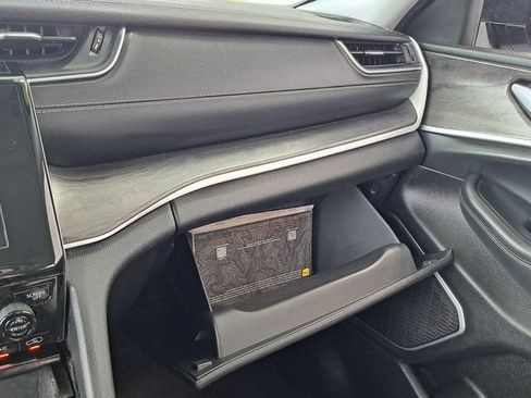 Used 2022 Jeep Grand Cherokee L Limited AWD/4WD image 18