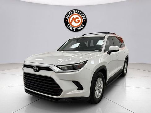 Used 2024 Toyota Grand Highlander AWD image 3