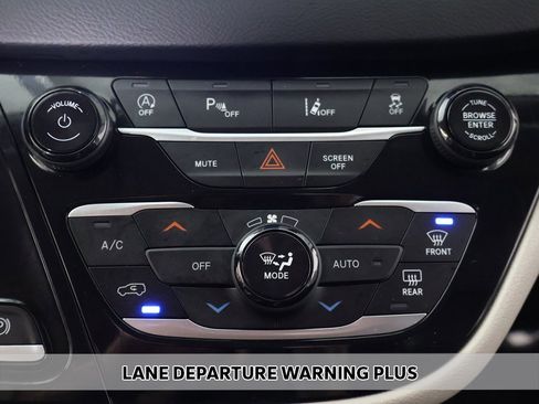 Used 2024 Chrysler Pacifica Touring-L image 4