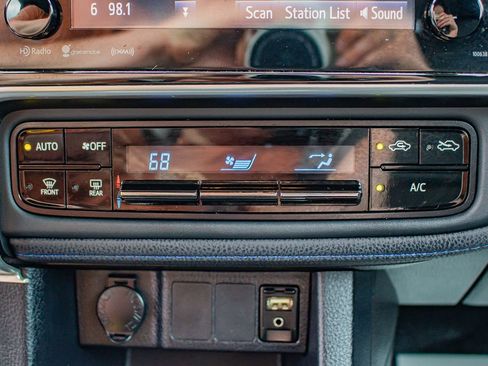 Used 2018 Toyota Corolla SE image 27