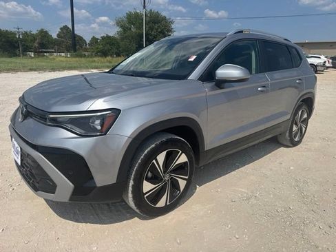 Used 2025 Volkswagen Taos SE AWD/4WD image 1