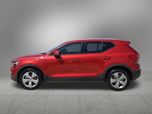 Used 2022 Volvo XC40 T4 Momentum FWD image 3