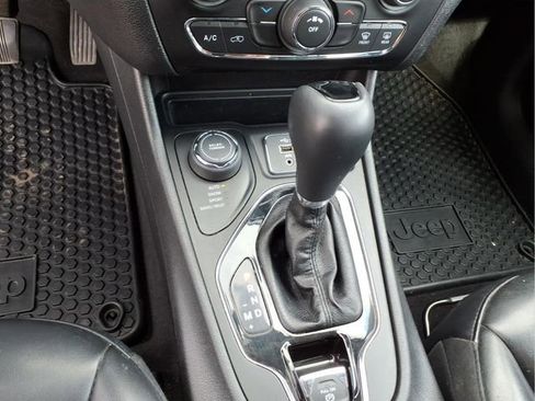 Used 2020 Jeep Cherokee Latitude Plus w/ Cold Weather Group AWD/4WD image 26