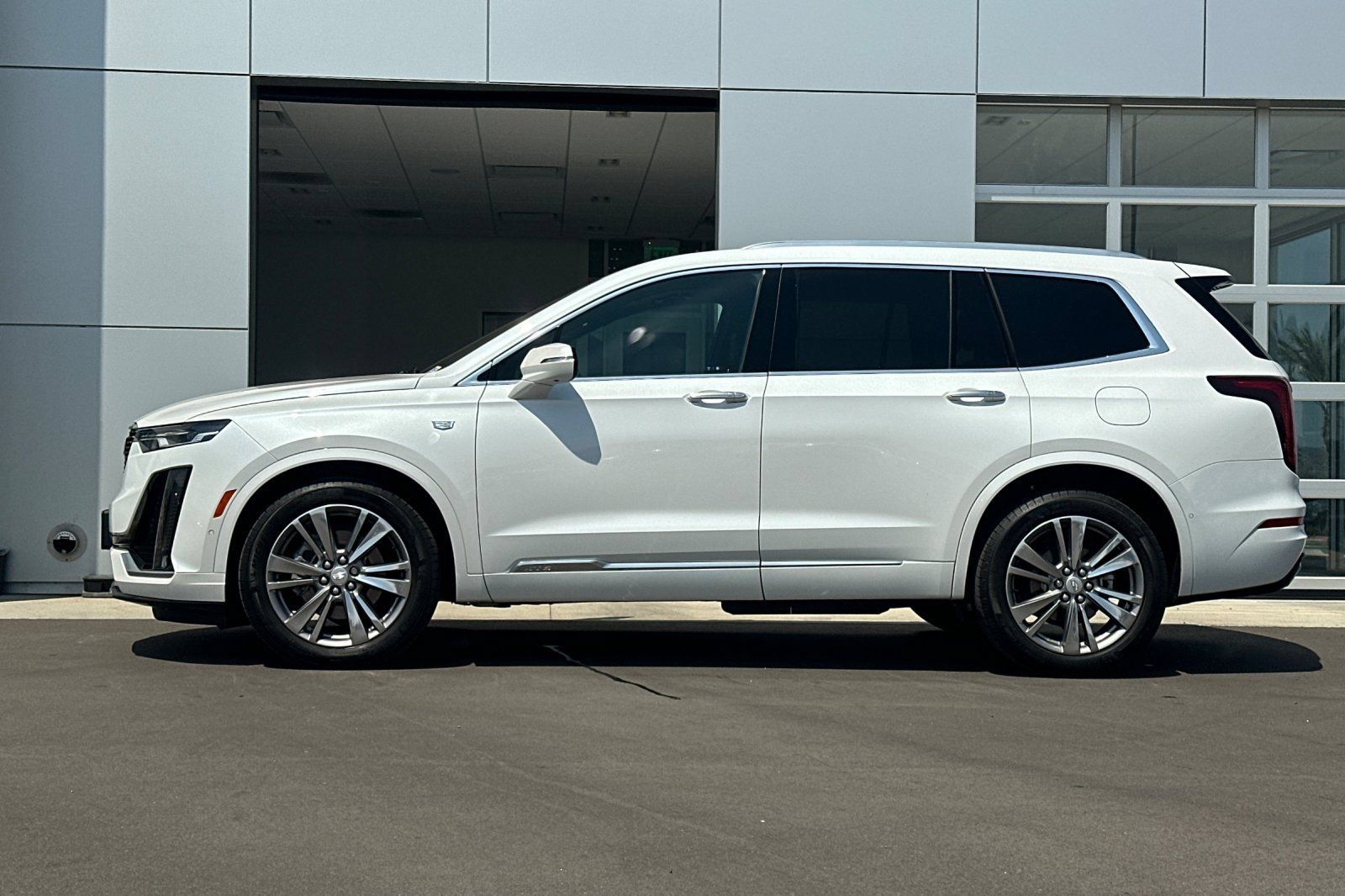 Used 2024 Cadillac XT6 Premium Luxury w/ Technology Package FWD image 7