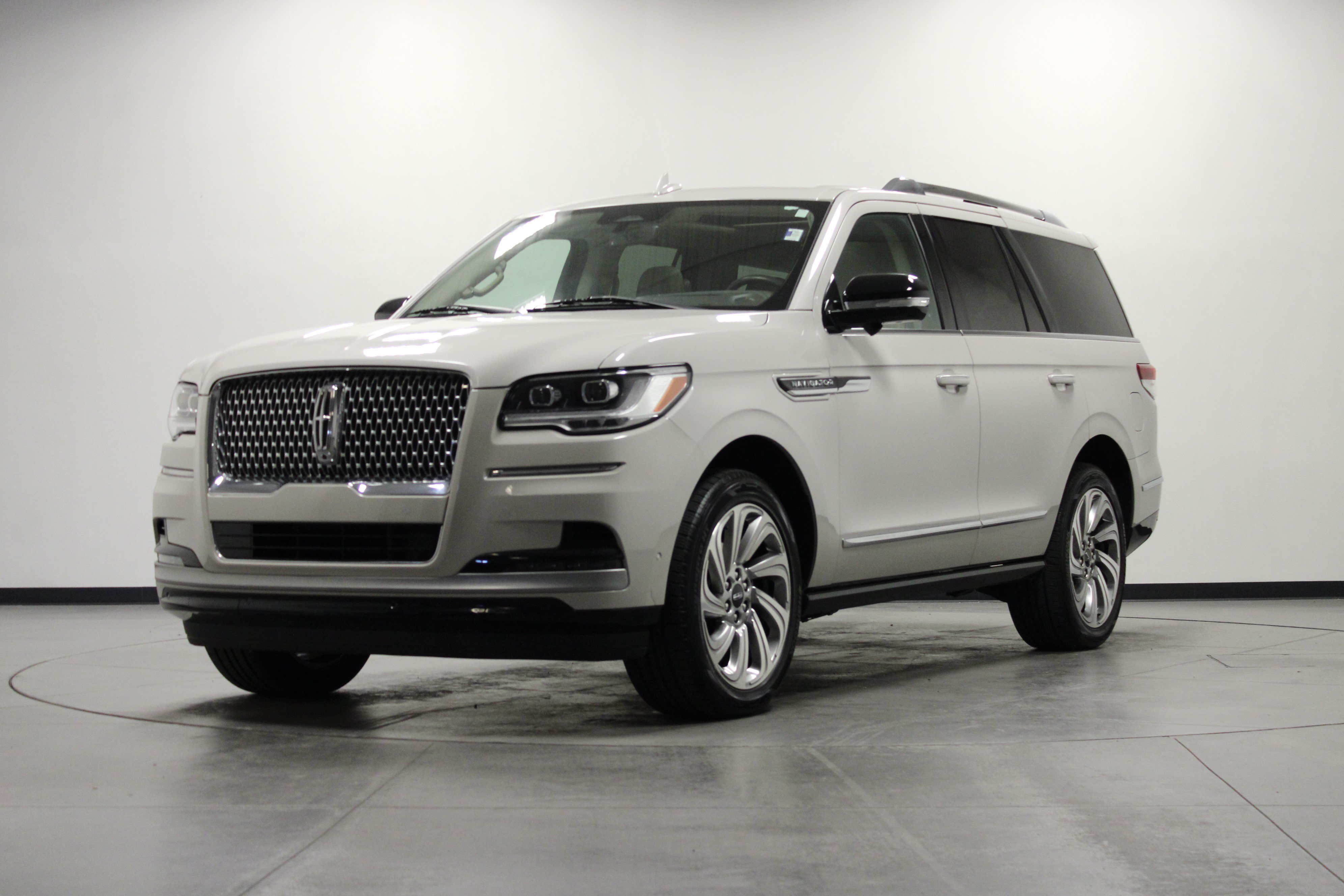 Used 2024 Lincoln Navigator Reserve AWD/4WD image 8