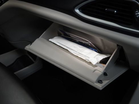 Used 2023 Chrysler Pacifica Touring-L FWD image 25