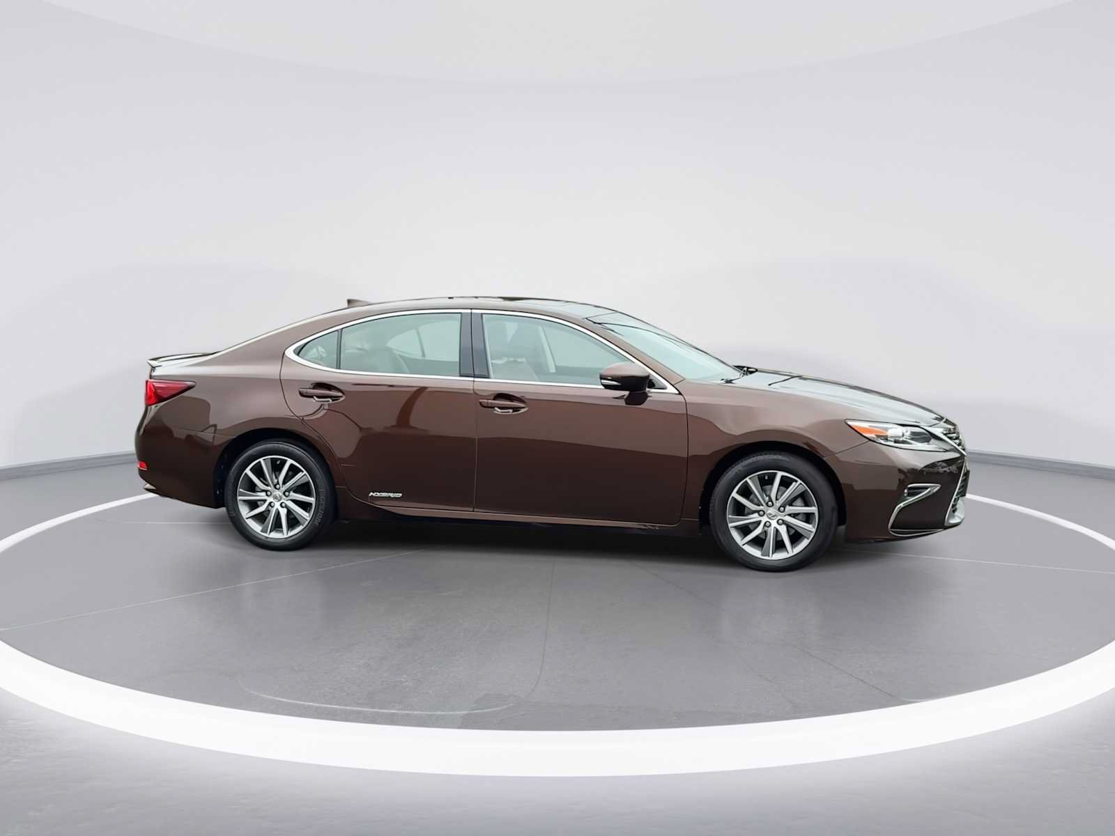 Used 2016 Lexus ES 300h w/ Luxury Package w/Wood Trim FWD image 9