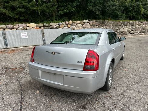Used 2005 Chrysler 300 Touring RWD image 5