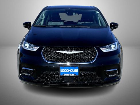 Used 2024 Chrysler Pacifica Touring-L image 2