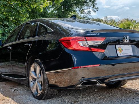 Used 2018 Honda Accord Touring image 3